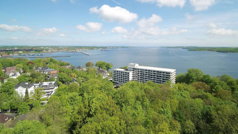 hotel maritim Kiel luftaufnahme mit Blick auf das Hotel und die Kieler Förde